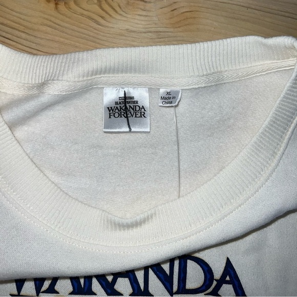 Marvel Studios Black Panther Wakanda Forever Sweatshirt Size XL NWT - Picture 3 of 3